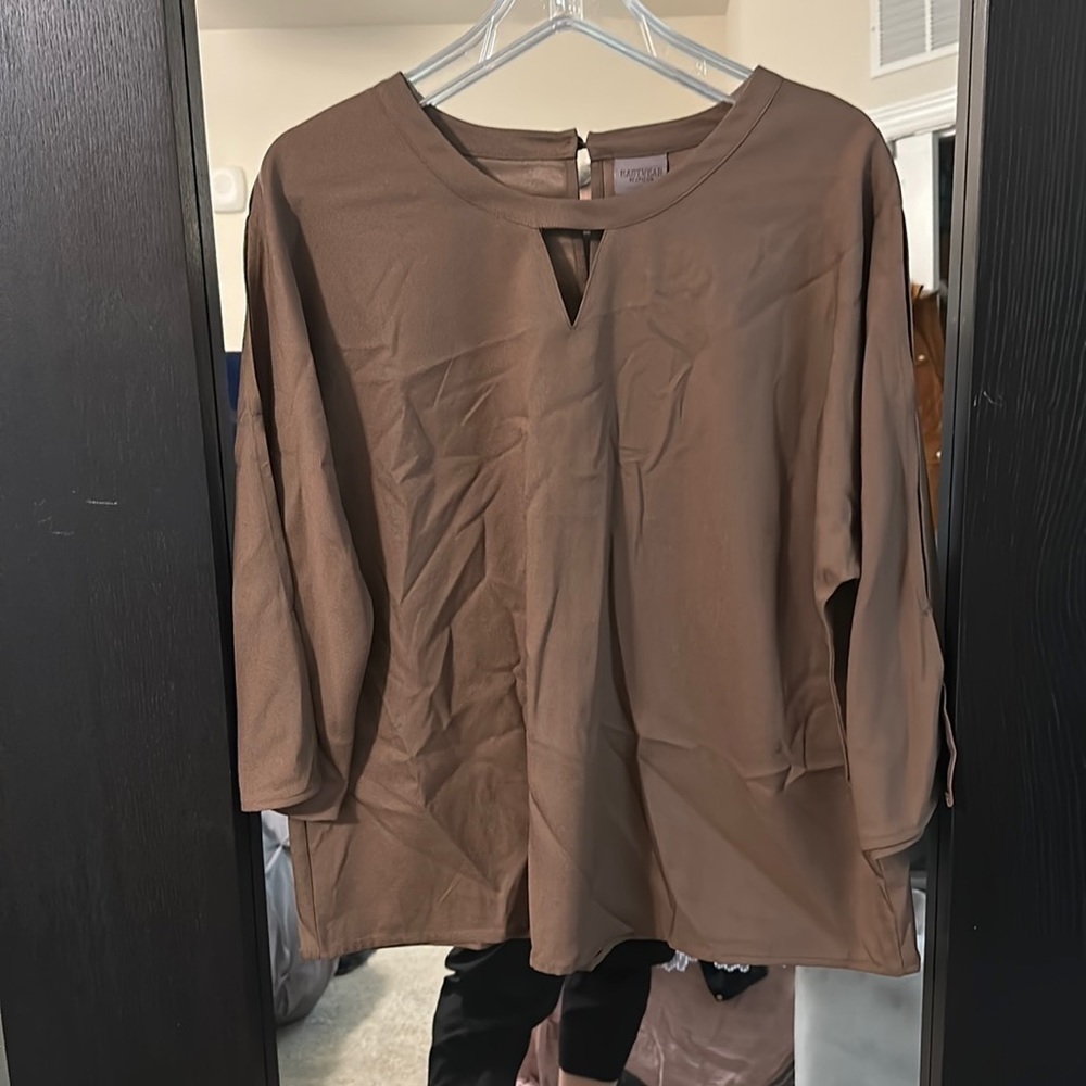 Chico’s Easywear peep hole sleeve top